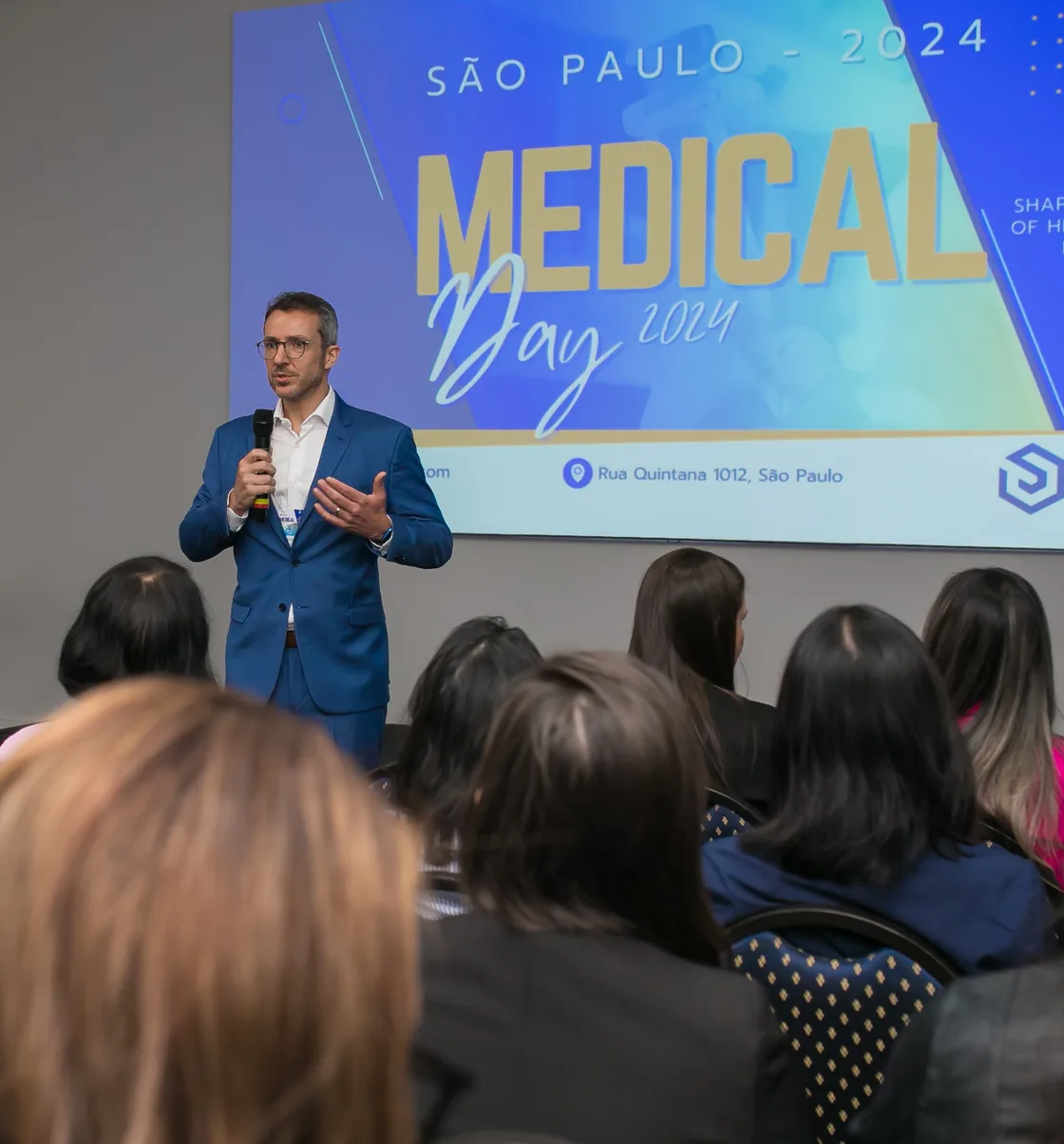 Maik Endler, founder of Sobel, speaking to medical device professionals at Sobel's Medical Day 2024 in São Paulo
